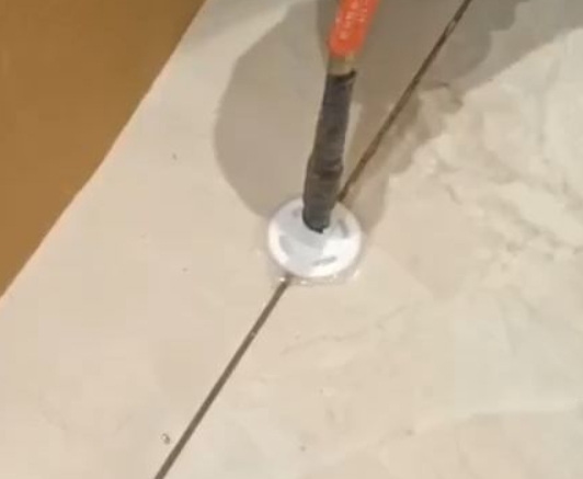 淮南市瓷砖空鼓维修公司专业解答瓷砖在铺贴过程中，如果没有涂抹均匀到位的粘结材料（如水泥砂浆或瓷砖胶），可能会导致以下问题