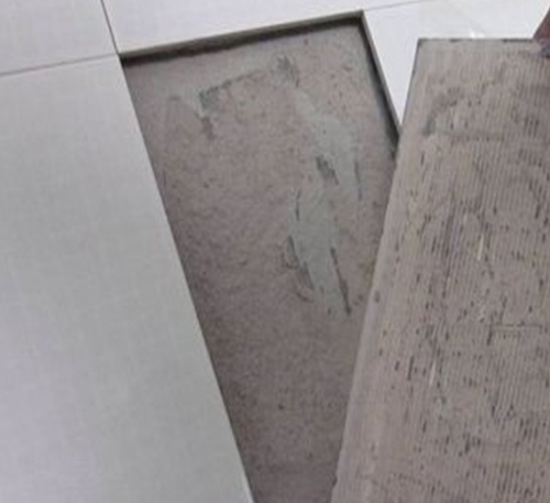 淮南市瓷砖空鼓维修公司分享瓷砖铺贴时如果打浆（即涂抹在瓷砖背面和基层上的砂浆或瓷砖胶）过少，会带来以下问题